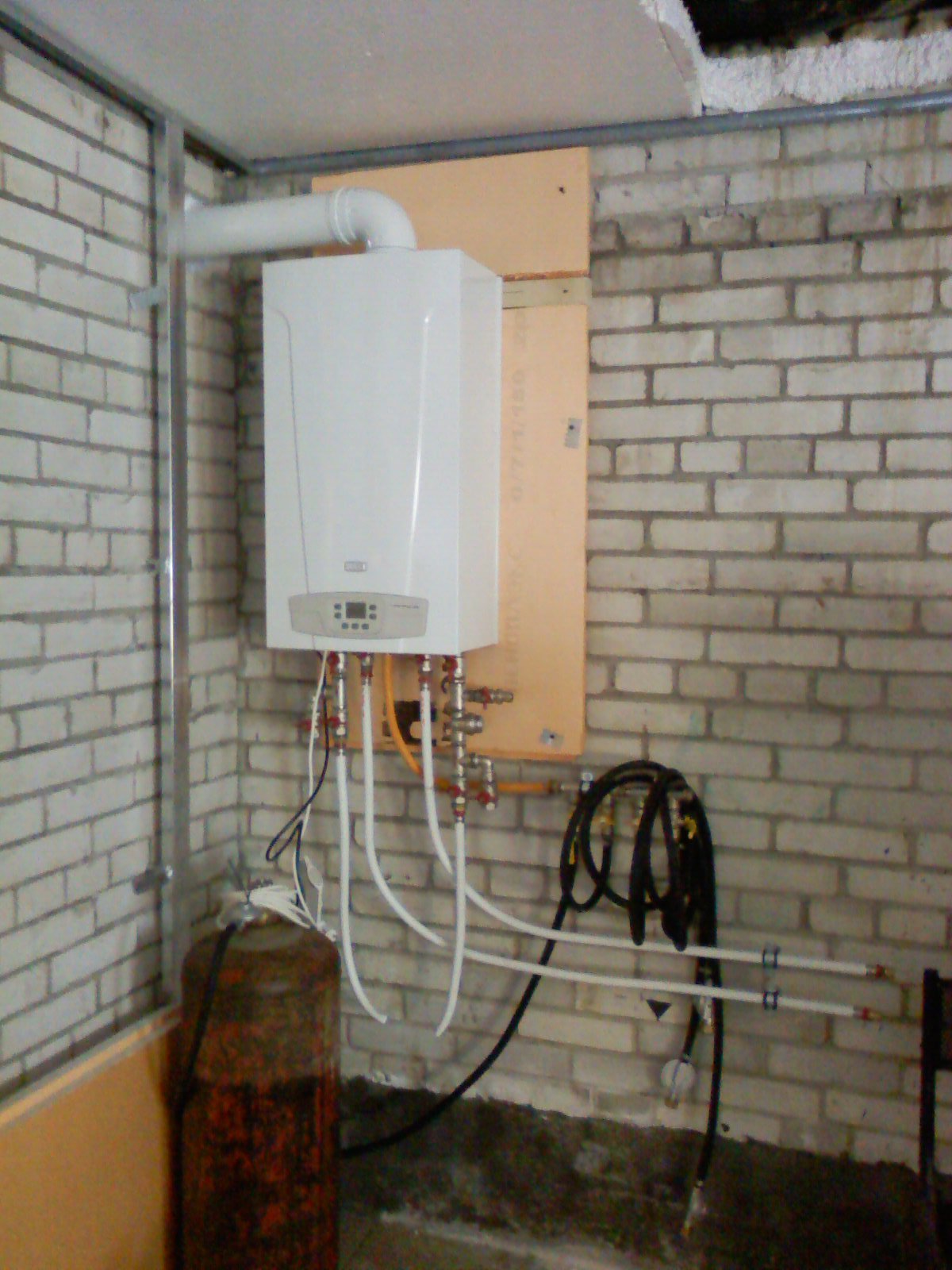 Повесить котел на стену. Газовый котел для отопления гаража 600 м2. Газовый котел на пропане для отопления гаража. Отопление гаража газовой колонкой. Газовый котел на стене.